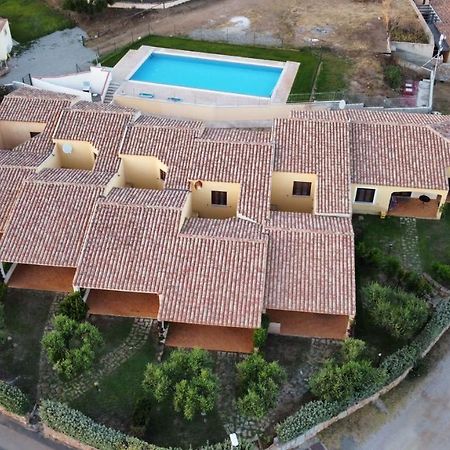 Residence Baia Sant Anna Con Piscina Tanaunella Bagian luar foto