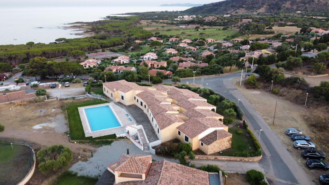 Residence Baia Sant Anna Con Piscina Tanaunella Bagian luar foto