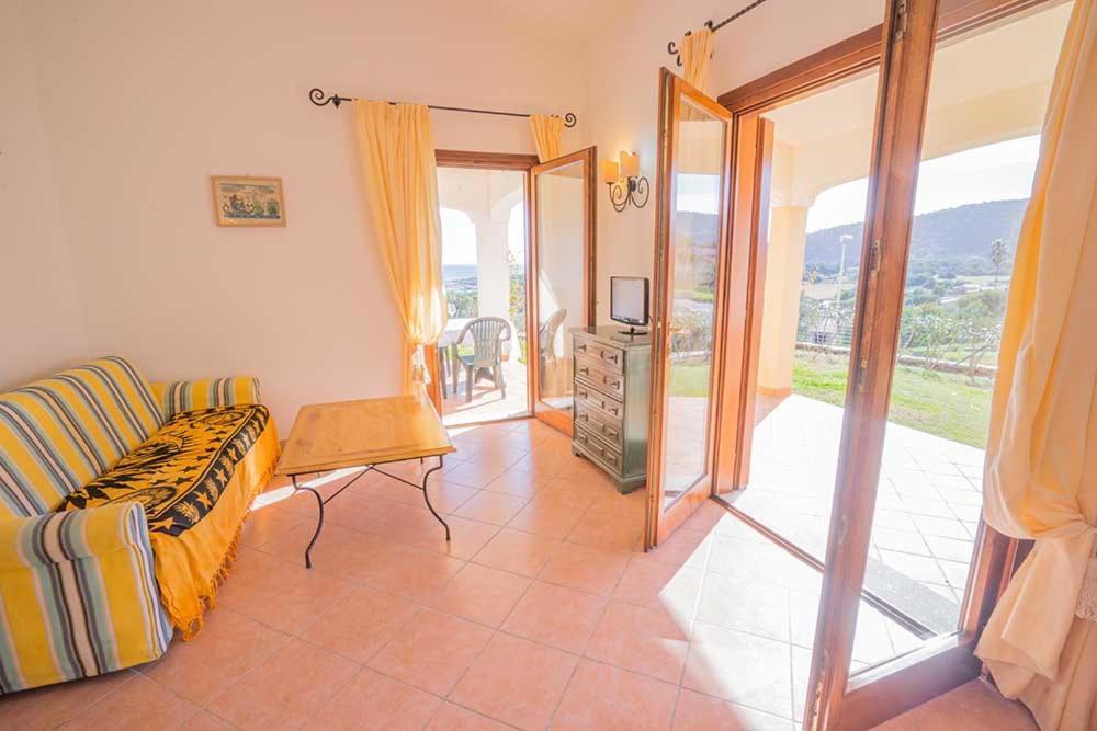Residence Baia Sant Anna Con Piscina Tanaunella Bagian luar foto