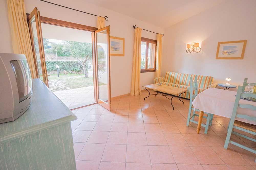 Residence Baia Sant Anna Con Piscina Tanaunella Bagian luar foto