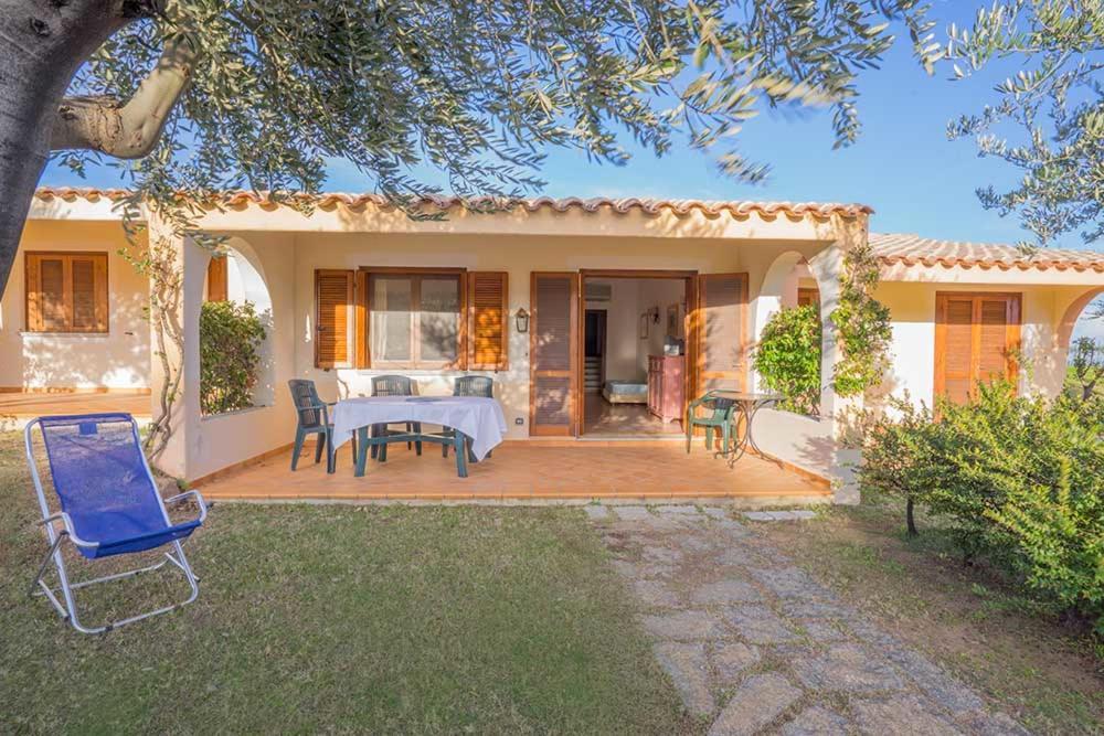 Residence Baia Sant Anna Con Piscina Tanaunella Bagian luar foto