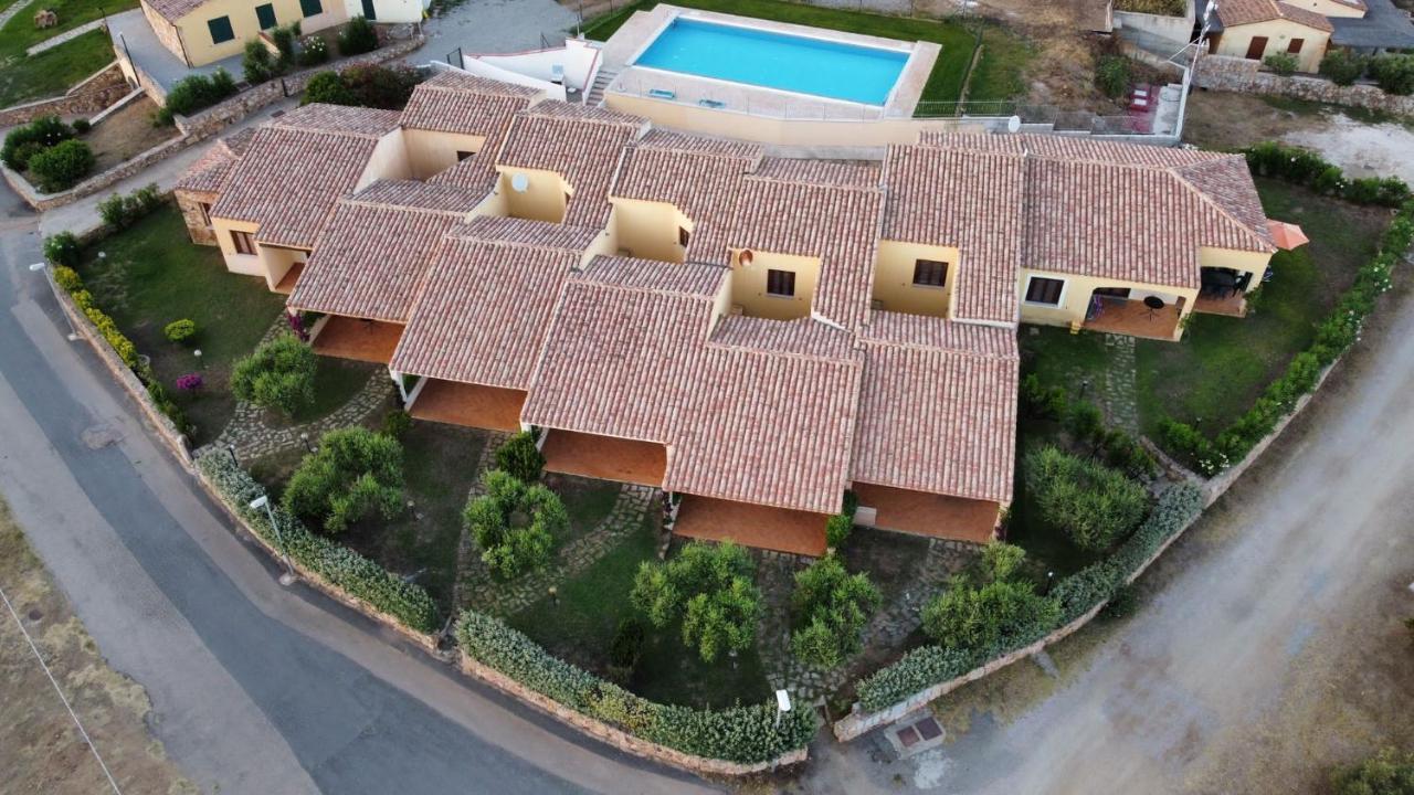 Residence Baia Sant Anna Con Piscina Tanaunella Bagian luar foto