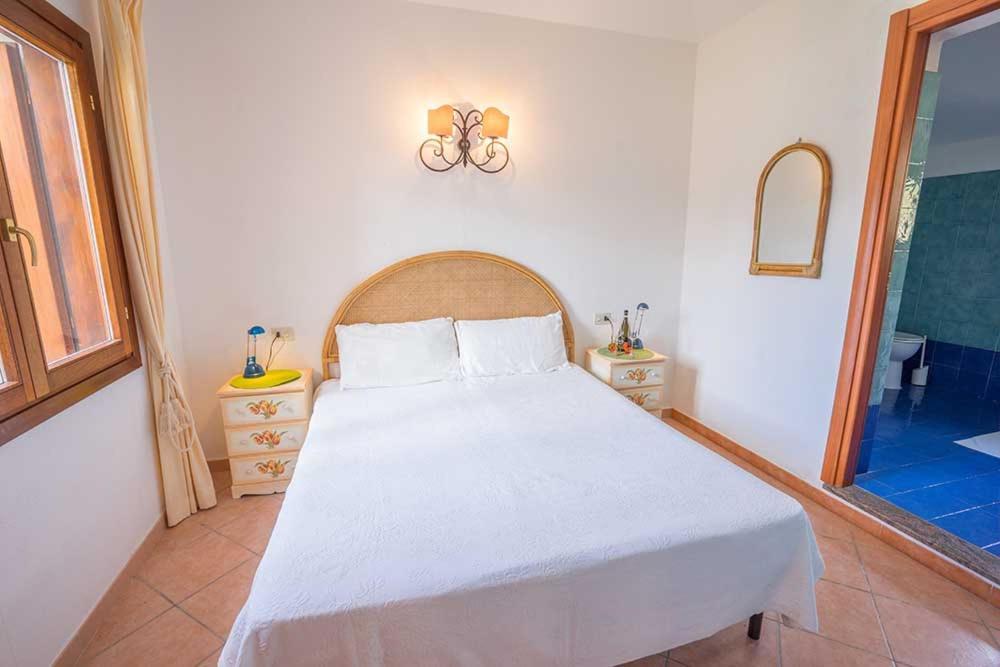 Residence Baia Sant Anna Con Piscina Tanaunella Bagian luar foto