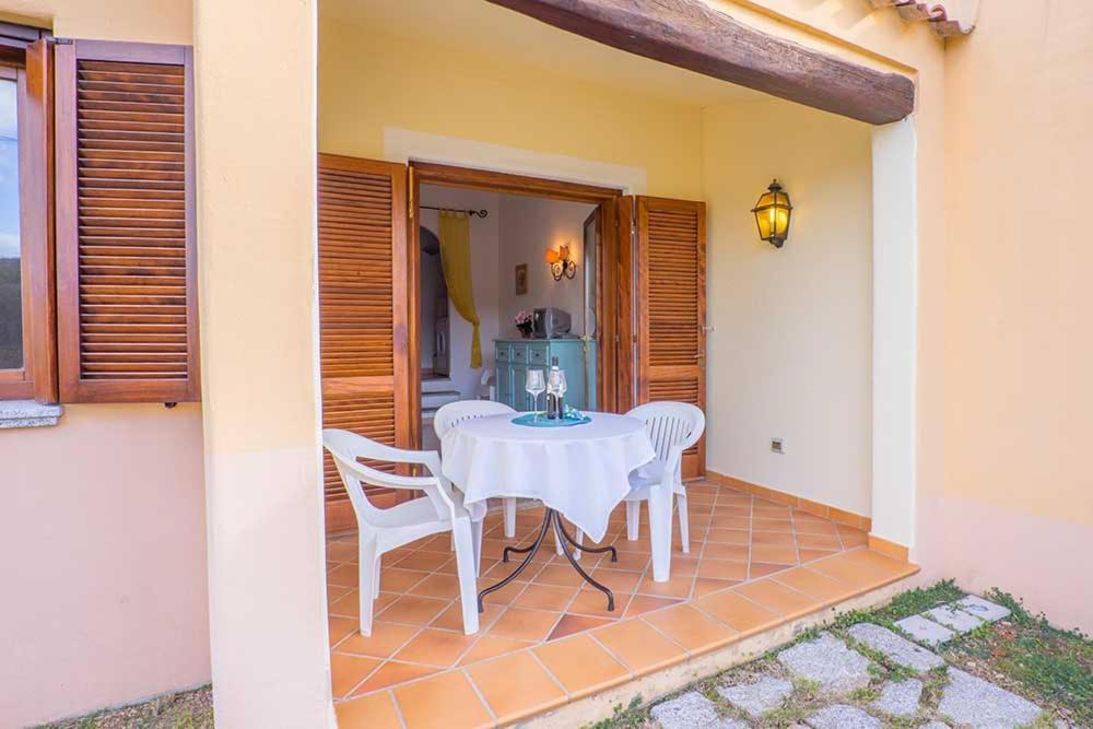 Residence Baia Sant Anna Con Piscina Tanaunella Bagian luar foto