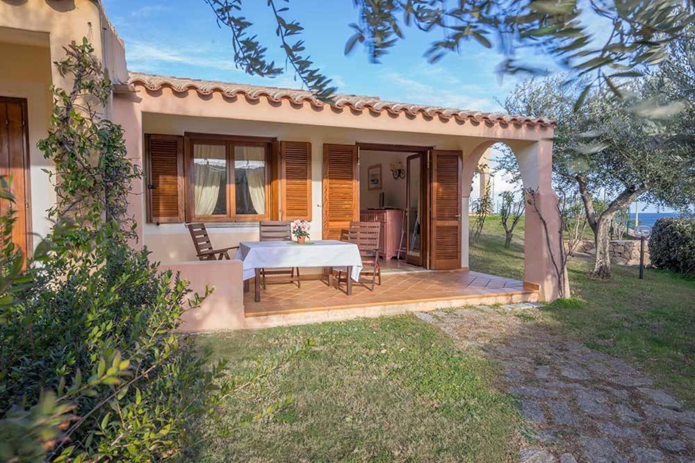 Residence Baia Sant Anna Con Piscina Tanaunella Bagian luar foto