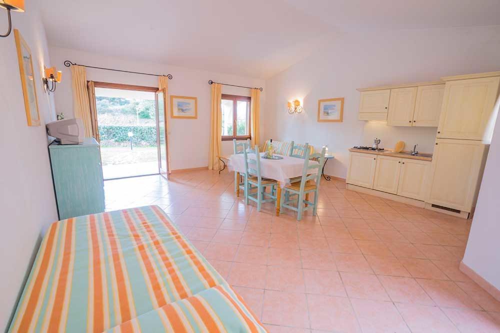 Residence Baia Sant Anna Con Piscina Tanaunella Bagian luar foto