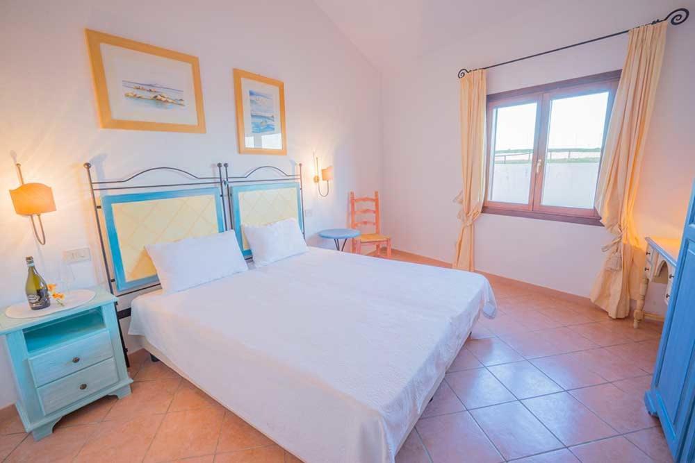 Residence Baia Sant Anna Con Piscina Tanaunella Bagian luar foto