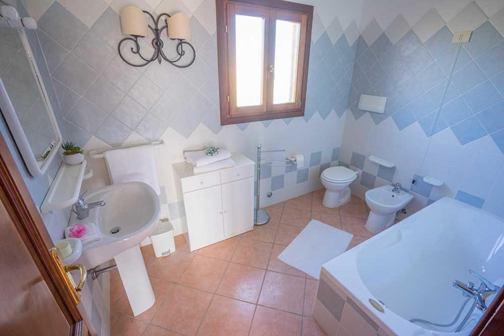 Residence Baia Sant Anna Con Piscina Tanaunella Bagian luar foto