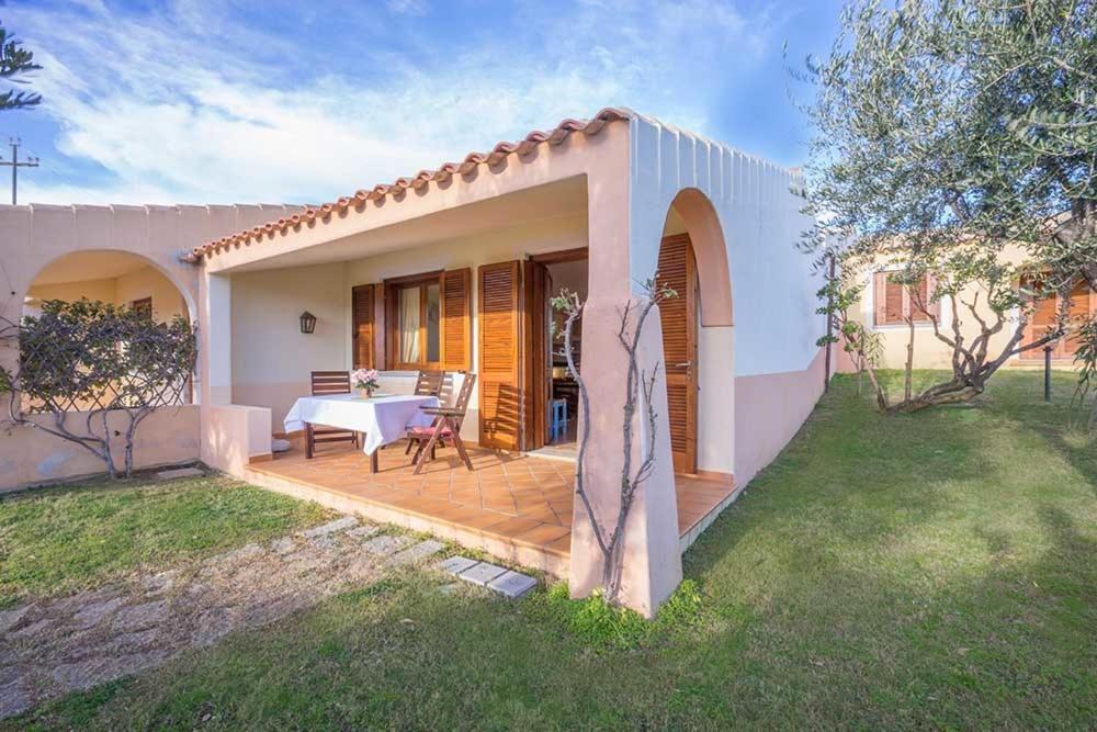 Residence Baia Sant Anna Con Piscina Tanaunella Bagian luar foto