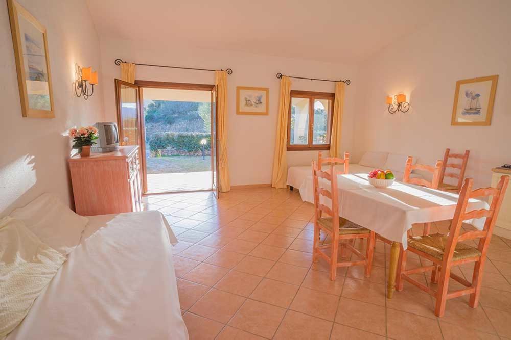 Residence Baia Sant Anna Con Piscina Tanaunella Bagian luar foto