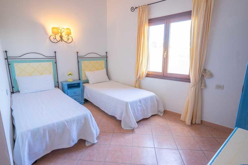 Residence Baia Sant Anna Con Piscina Tanaunella Bagian luar foto