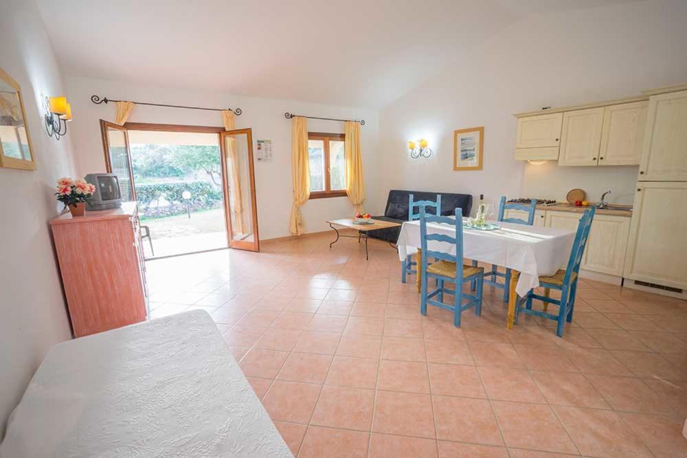 Residence Baia Sant Anna Con Piscina Tanaunella Bagian luar foto