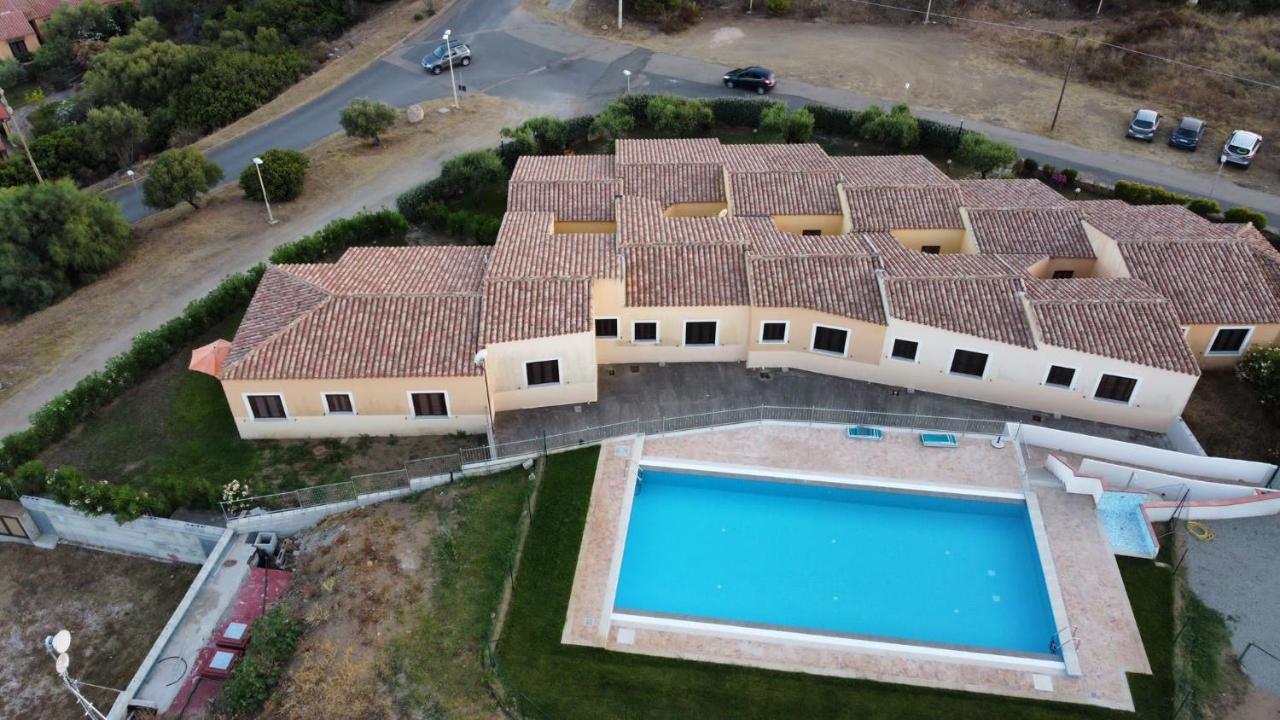 Residence Baia Sant Anna Con Piscina Tanaunella Bagian luar foto