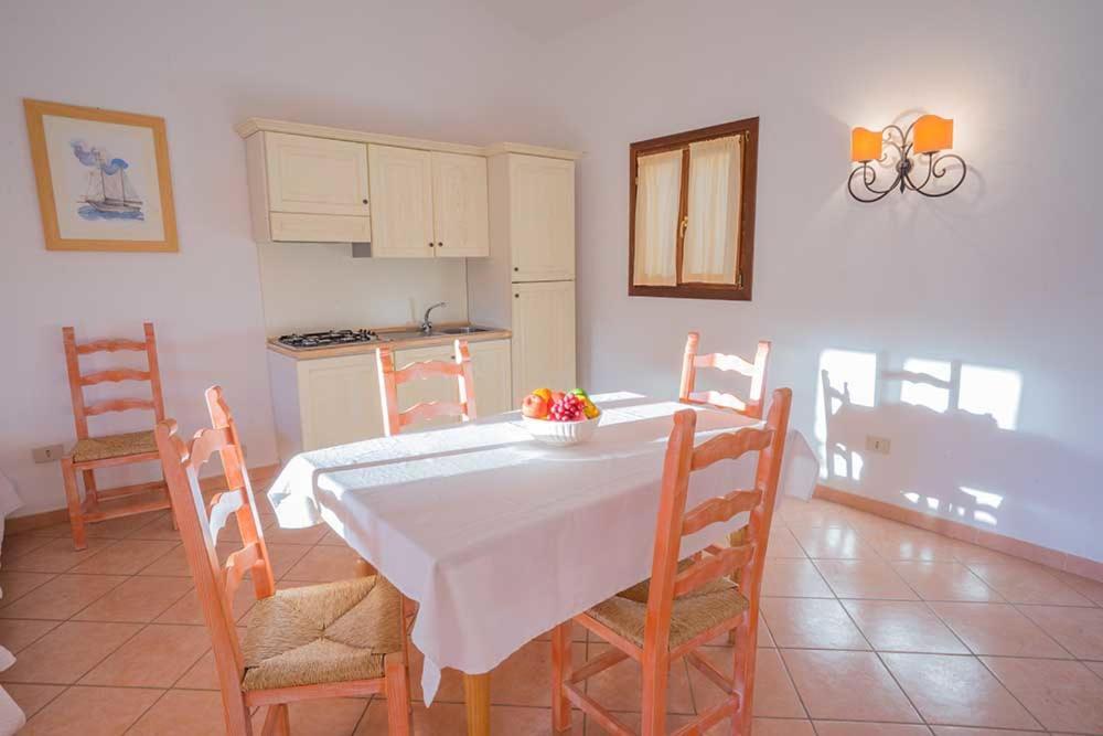 Residence Baia Sant Anna Con Piscina Tanaunella Bagian luar foto