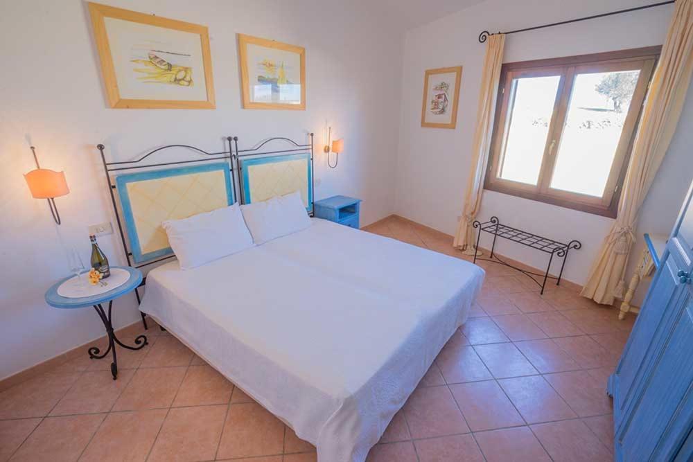 Residence Baia Sant Anna Con Piscina Tanaunella Bagian luar foto