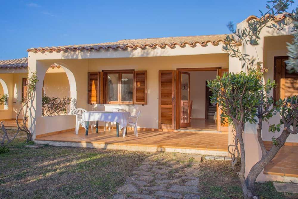 Residence Baia Sant Anna Con Piscina Tanaunella Bagian luar foto