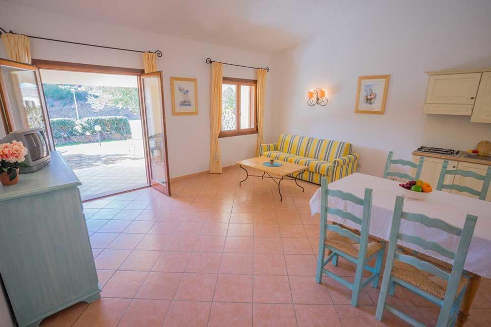 Residence Baia Sant Anna Con Piscina Tanaunella Bagian luar foto