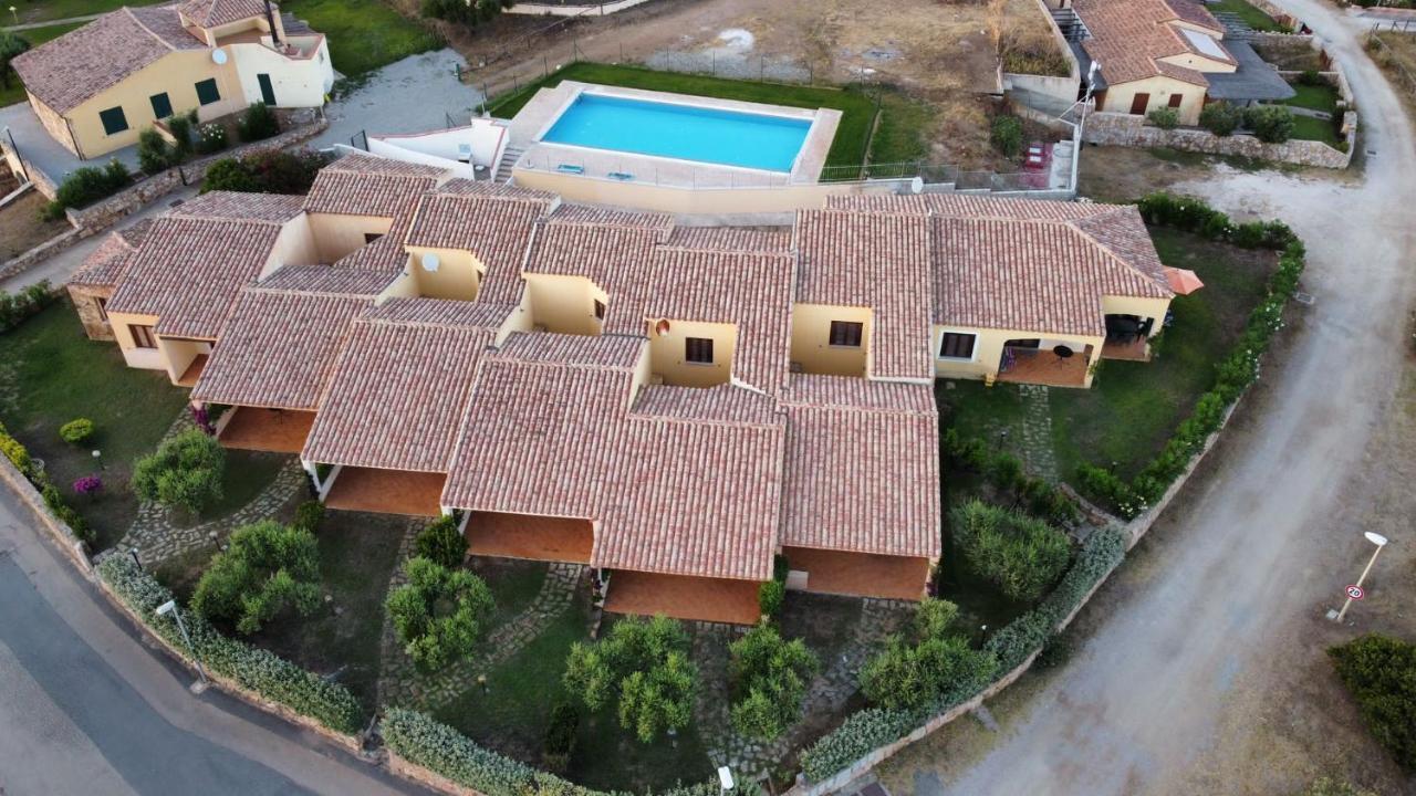 Residence Baia Sant Anna Con Piscina Tanaunella Bagian luar foto
