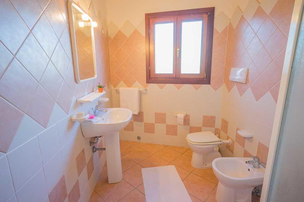 Residence Baia Sant Anna Con Piscina Tanaunella Bagian luar foto